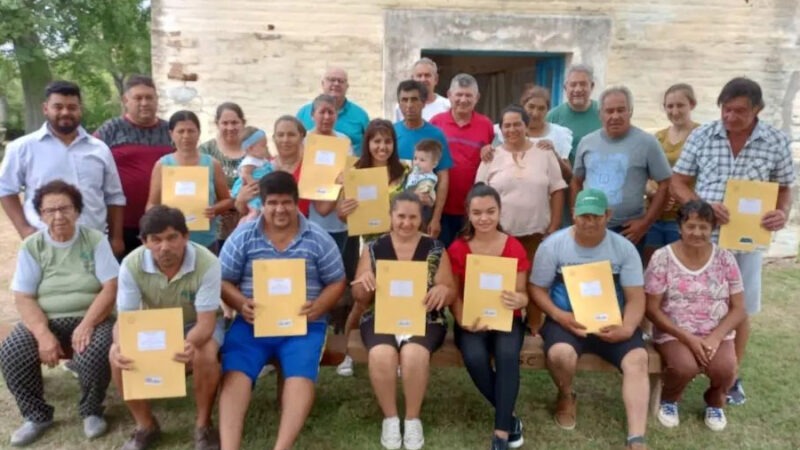 Romang| Entregaron escrituras a familias de El Gusano
