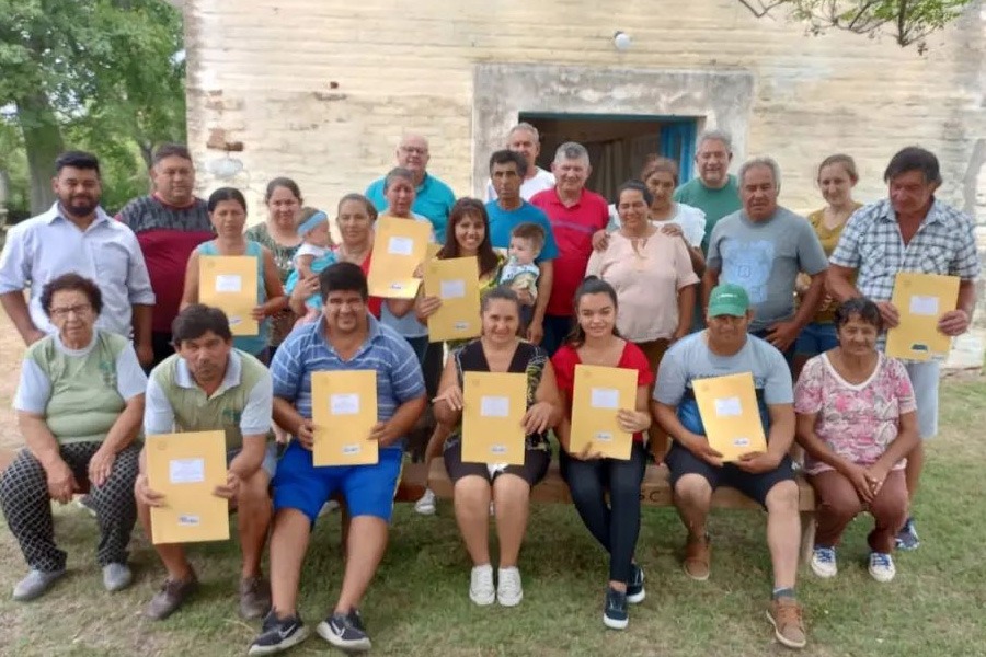 Romang| Entregaron escrituras a familias de El Gusano
