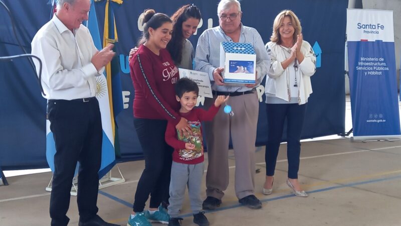 Santa Fe | La provincia entregó 20 viviendas a familias de Florencia