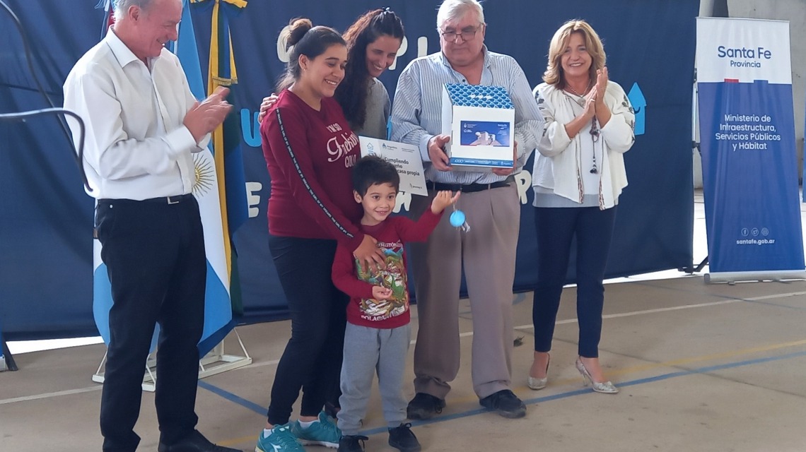 Santa Fe | La provincia entregó 20 viviendas a familias de Florencia
