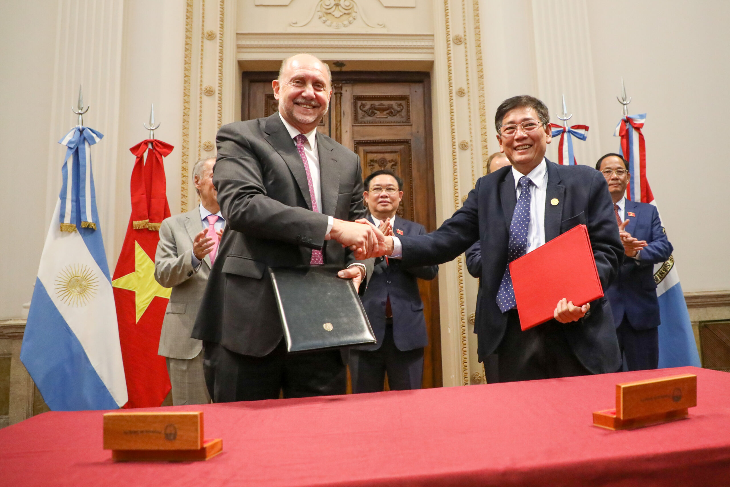 Santa Fe | Perotti con el presidente de Asamblea Nacional de Vietnam