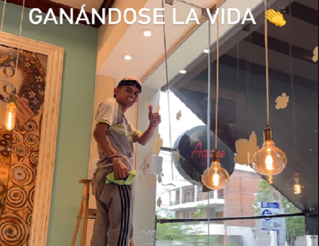 Conocé la historia de Emiliano, se gana la vida limpiando vidrieras