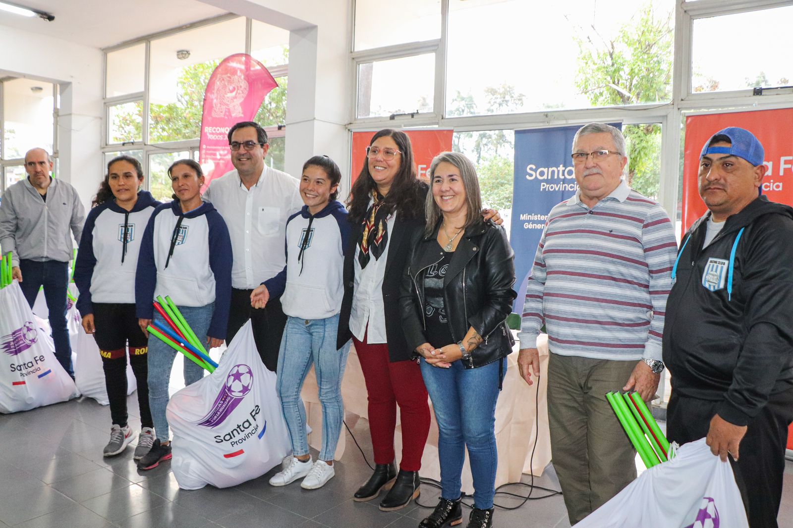 Santa Fe | Entregaron kits deportivos a clubes