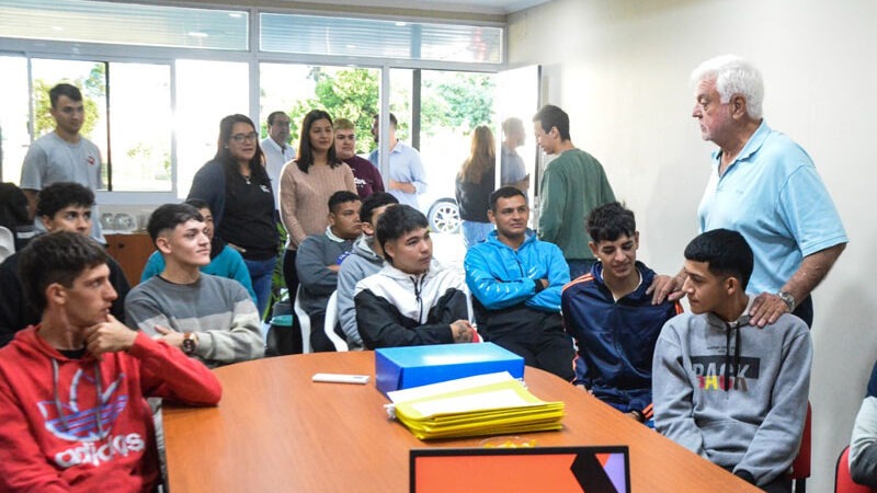 Reconquista | Capacitan a jóvenes para trabajar en Tutto Porkys