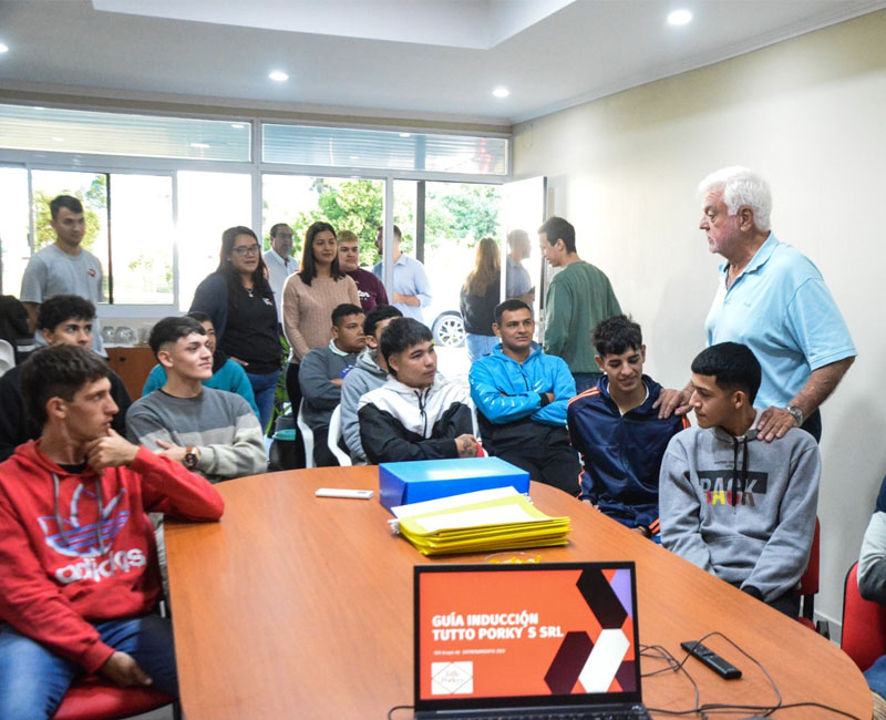 Reconquista | Capacitan a jóvenes para trabajar en Tutto Porkys