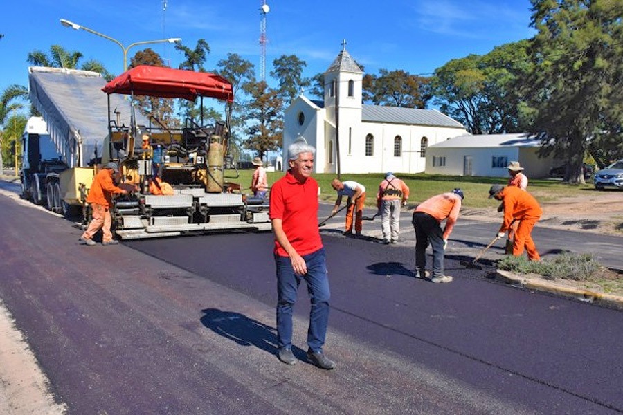 Baucero recorrió la obra de pavimento en Colonia Durán
