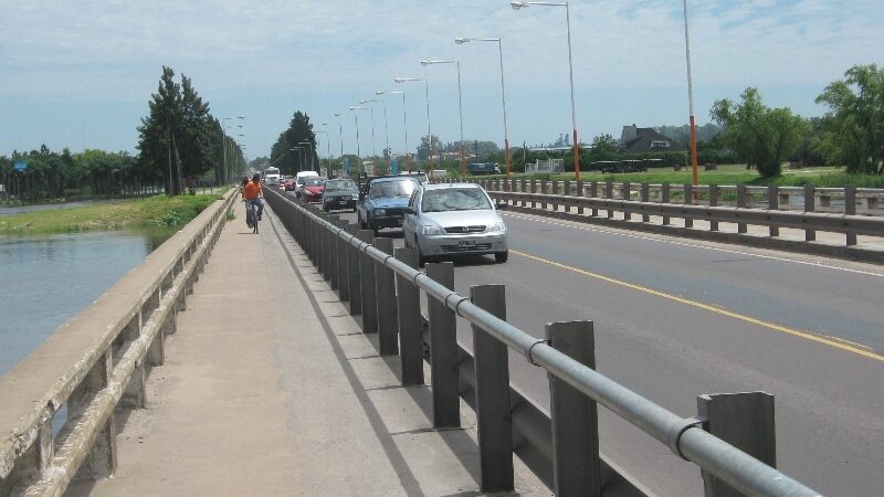 Choque de autos sobre el puente del Arroyo Del Rey