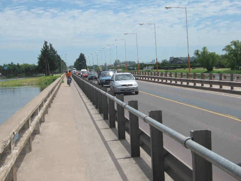 Choque de autos sobre el puente del Arroyo Del Rey