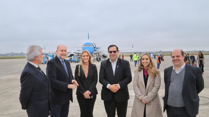 Perotti inauguró el nuevo vuelo de Aerolíneas Argentinas