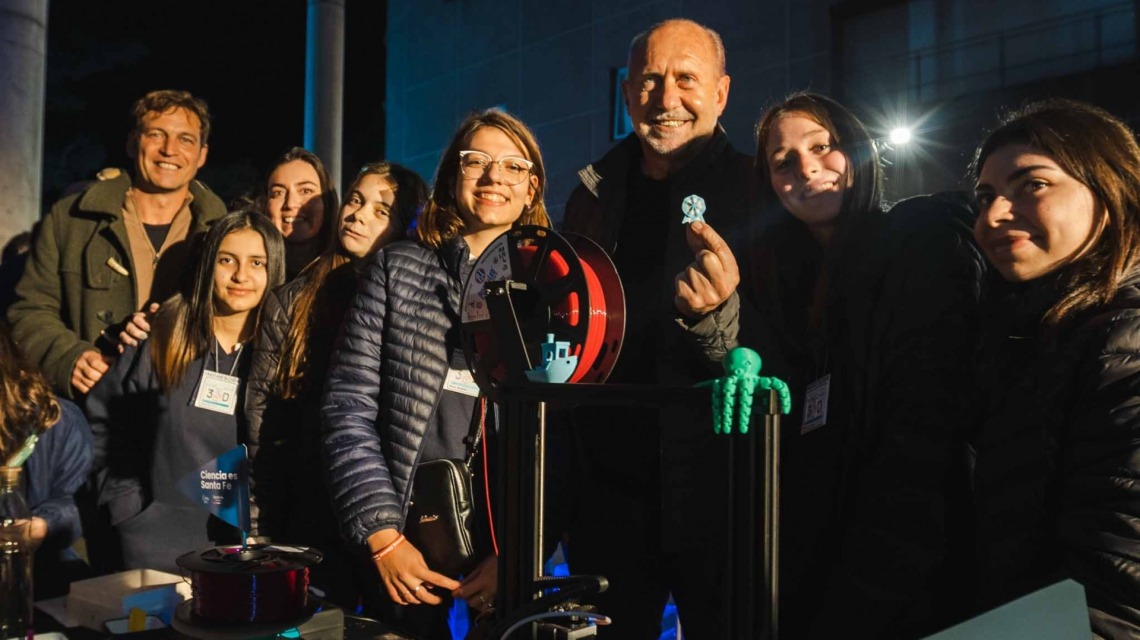 Perotti recorrió la segunda edición de la feria “Hacemos Ciencia”