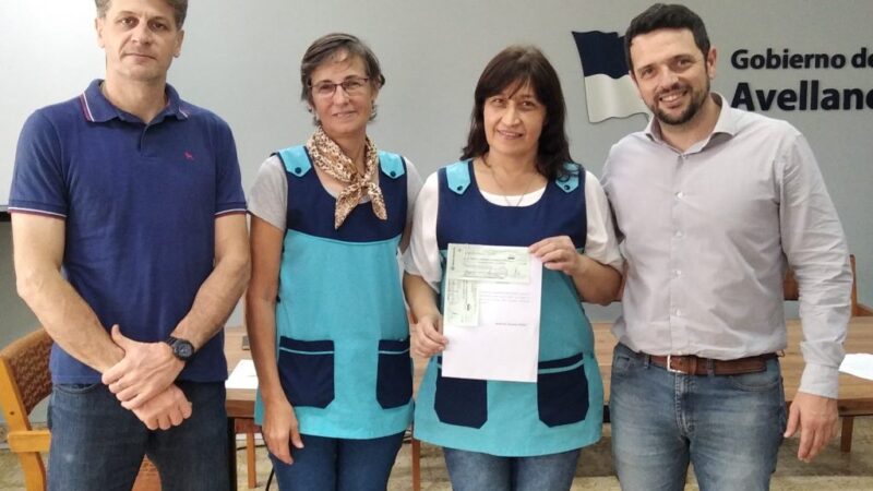 Avellaneda entregó $6.000.000 a escuelas urbanas y rurales