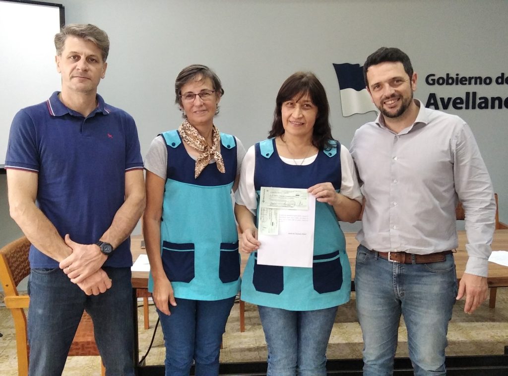Avellaneda entregó $6.000.000 a escuelas urbanas y rurales