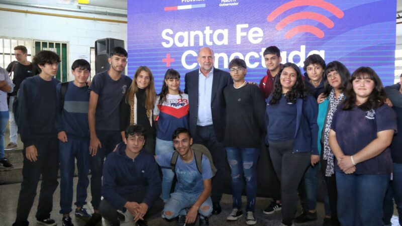 Perotti en el lanzamiento del programa “Santa Fe + Conectada”