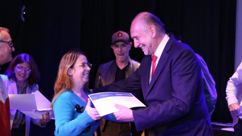Perotti entregó diplomas del programa Santa Fe Capacita