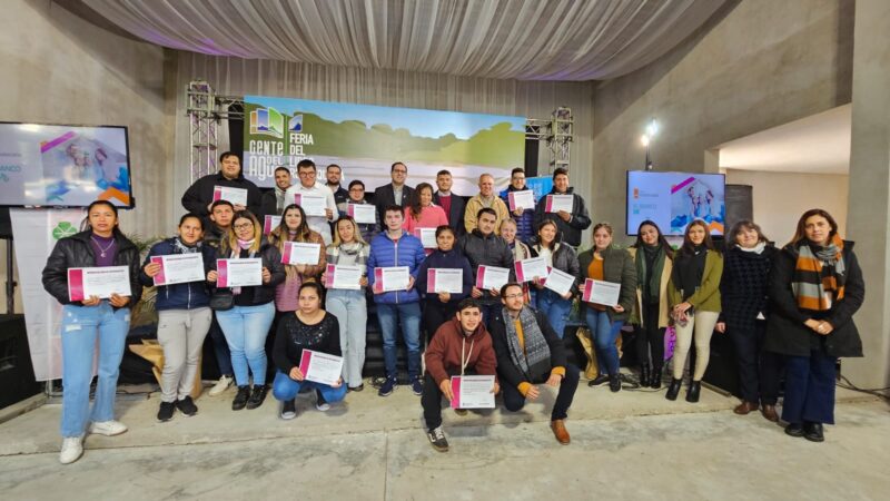 Fomentar empleo: Más de 90 jóvenes recibieron certificado