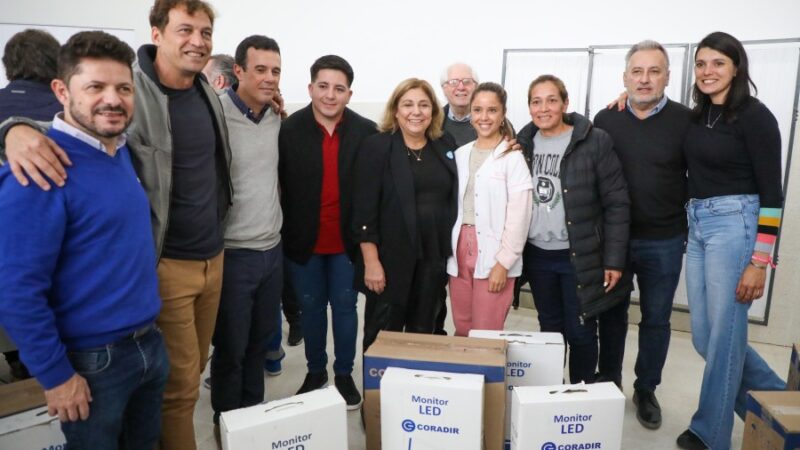 Entregan equipamientos de alta tecnología a centros de salud