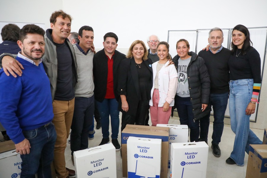 Entregan equipamientos de alta tecnología a centros de salud