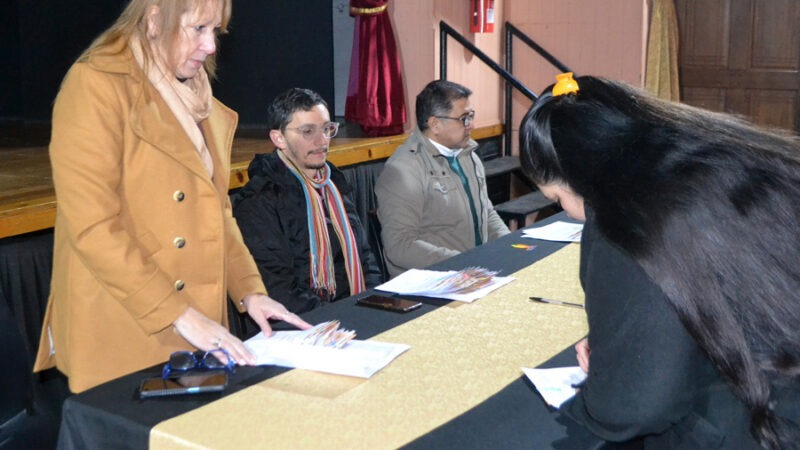 Romang: Entregaron becas estudiantiles