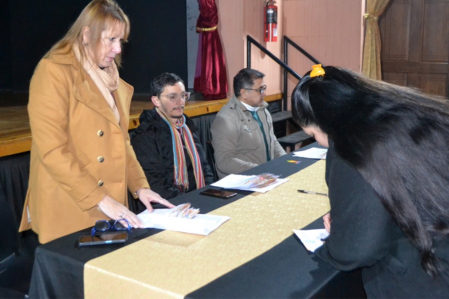 Romang: Entregaron becas estudiantiles