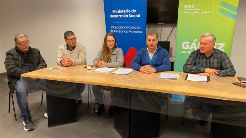 Firman convenios para ayudar a personas mayores
