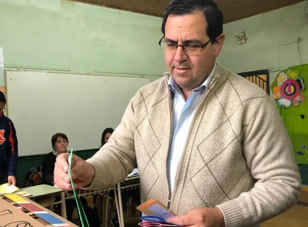El Intendente Amadeo Vallejos vota en la Escuela N° 473