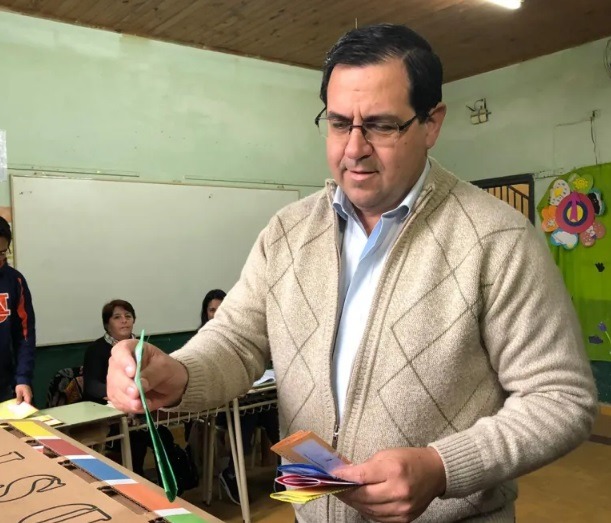 El Intendente Amadeo Vallejos vota en la Escuela N° 473