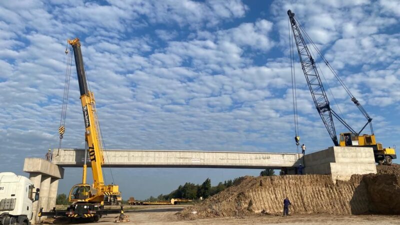 Colocan las vigas del nuevo puente sobre el Paraná Miní