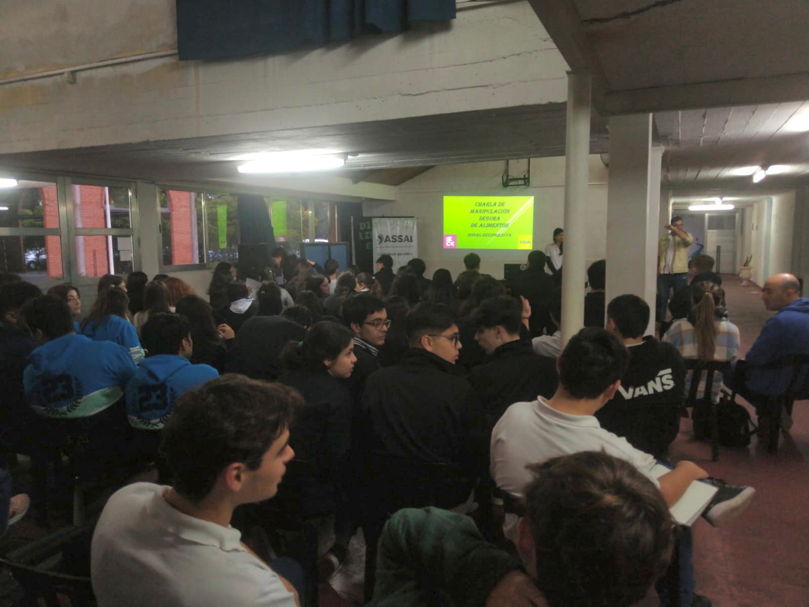 Capacitan a estudiantes en seguridad alimentaria