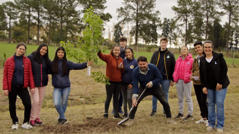 Héctor Zat: «Plantar árboles es cuidar nuestro futuro»