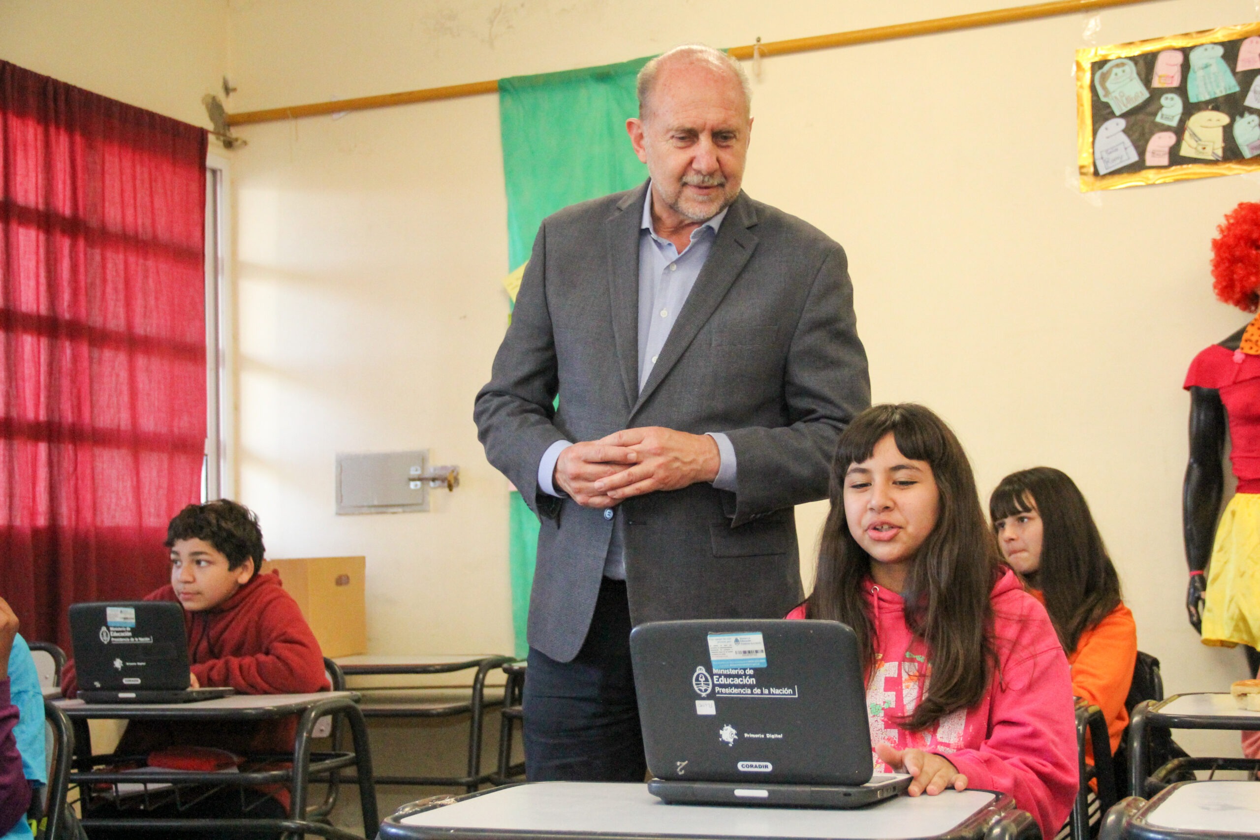 Perotti inauguró wifi Santa Fe + conectadas en dos escuelas