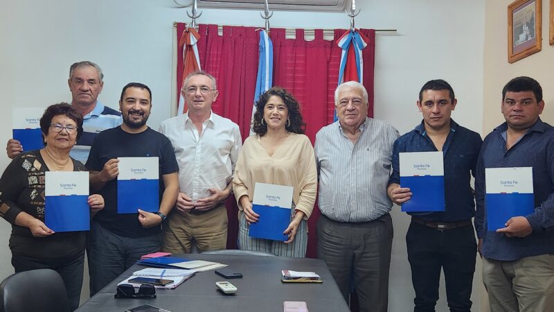 Costamagna entregó aportes a productores ganaderos de Vera
