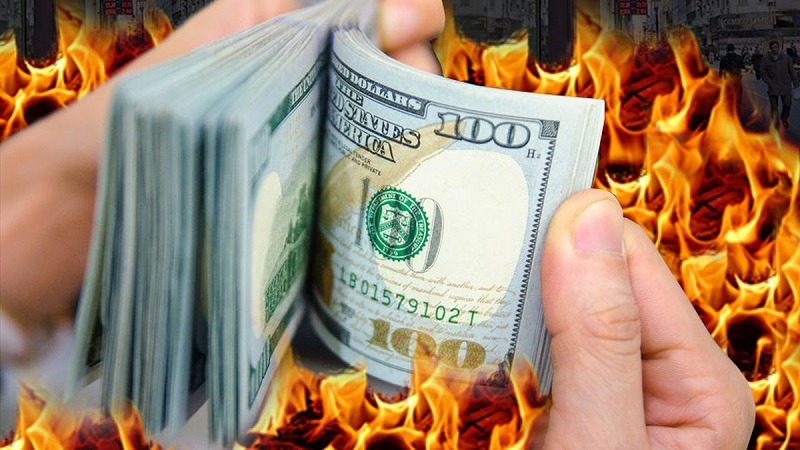 El banco central devaluó un 22 por ciento y se disparó el dólar blue