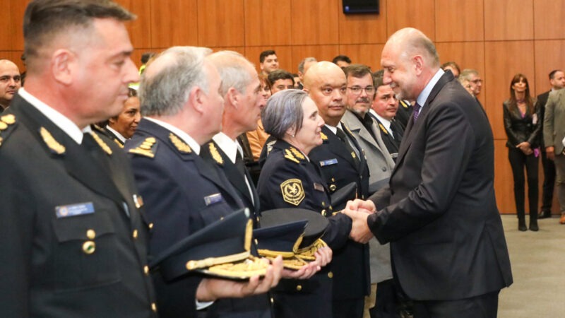 Perotti condecoró a las máximas autoridades de la Policía de la provincia