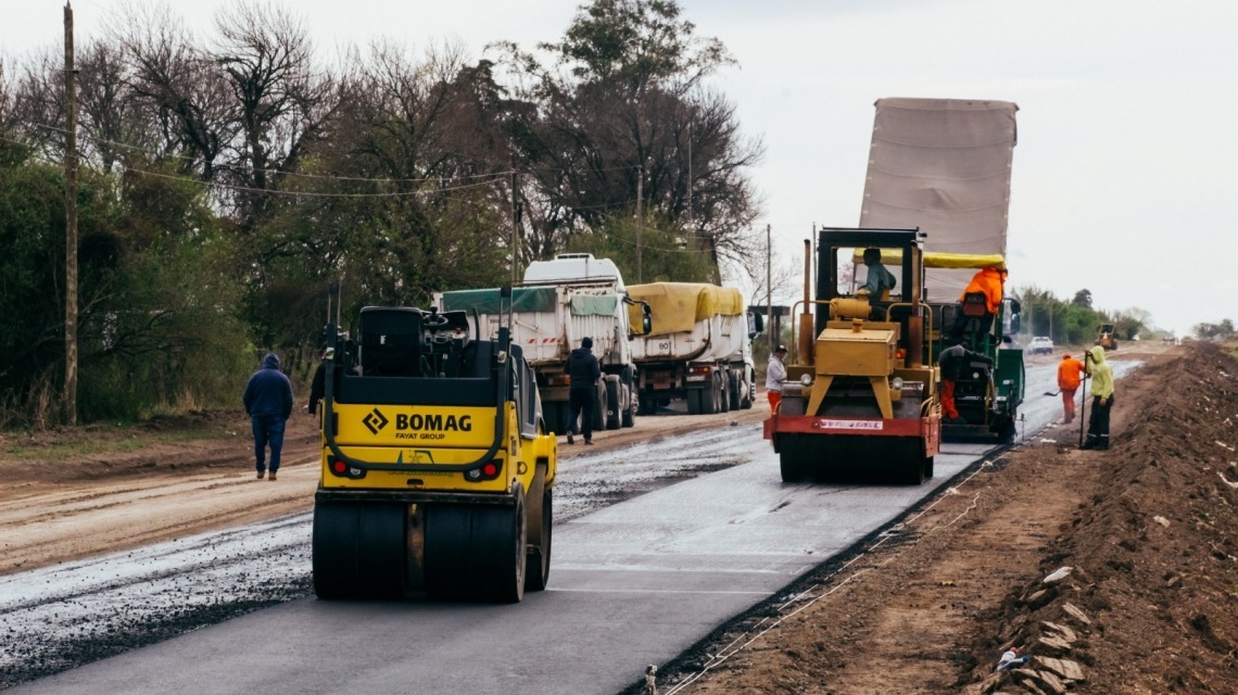 La provincia avanza con la pavimentación de de la calle Padre Giuliani en Crespo