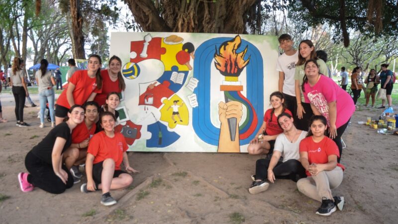 Estudiantina: estallido de arte en la Plaza 25 de Mayo