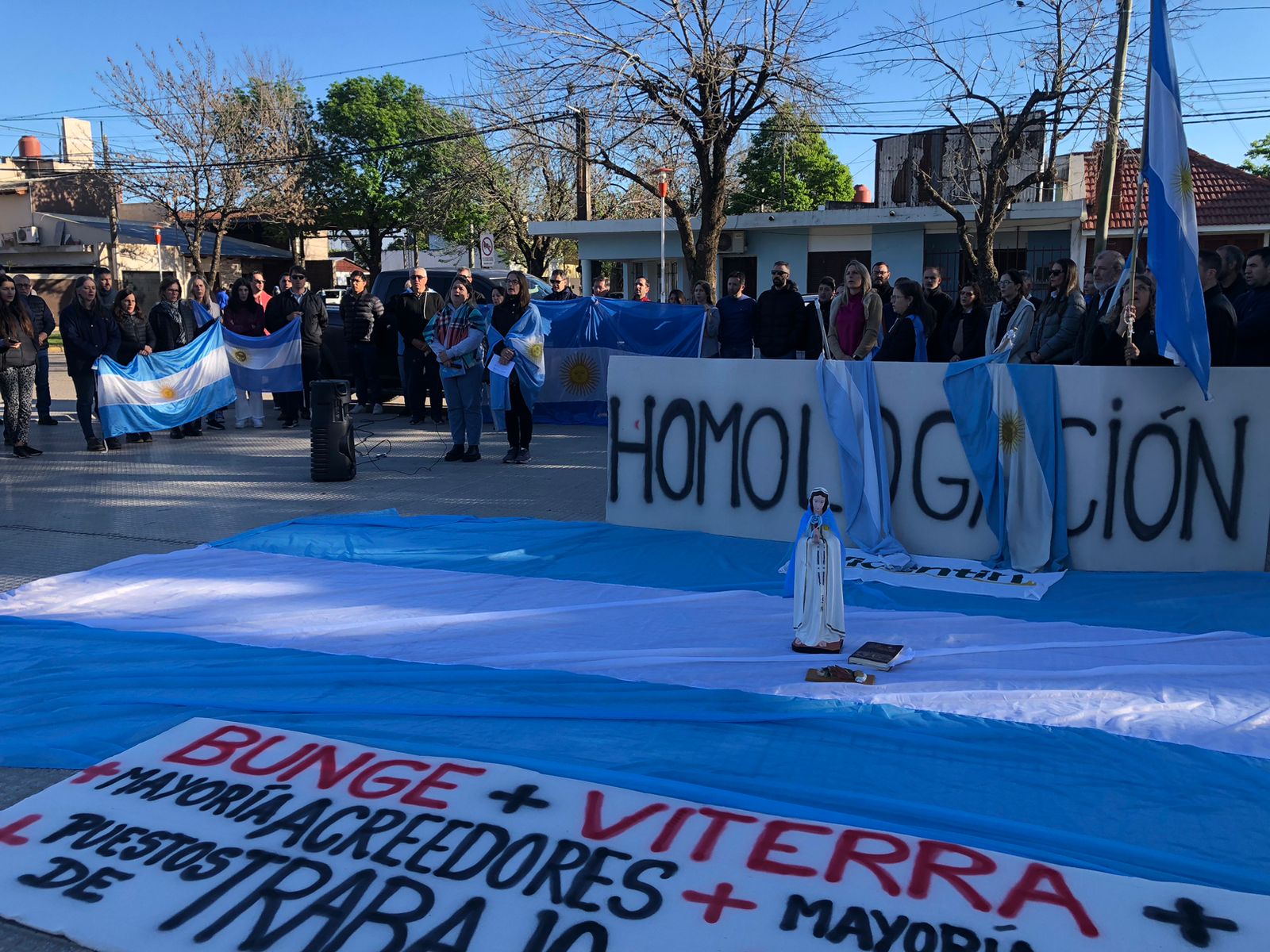 Avellaneda: empleados realizan un abrazo simbólico a la empresa Vicentin