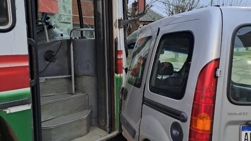 Avellaneda: colectivo y un utilitario chocaron en en la intersección de calles 7 y 20