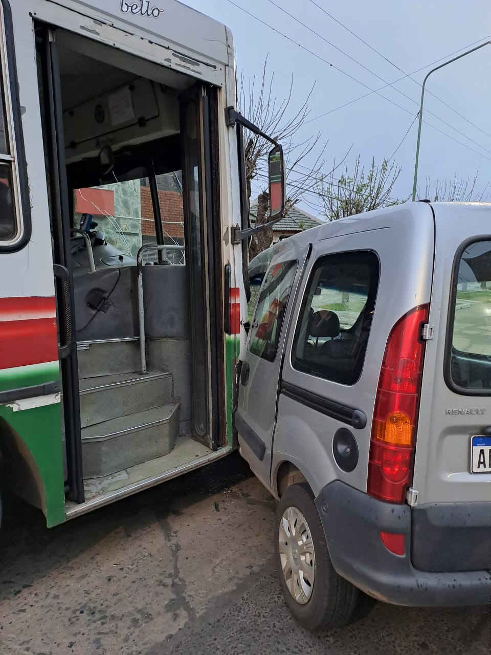 Avellaneda: colectivo y un utilitario chocaron en en la intersección de calles 7 y 20