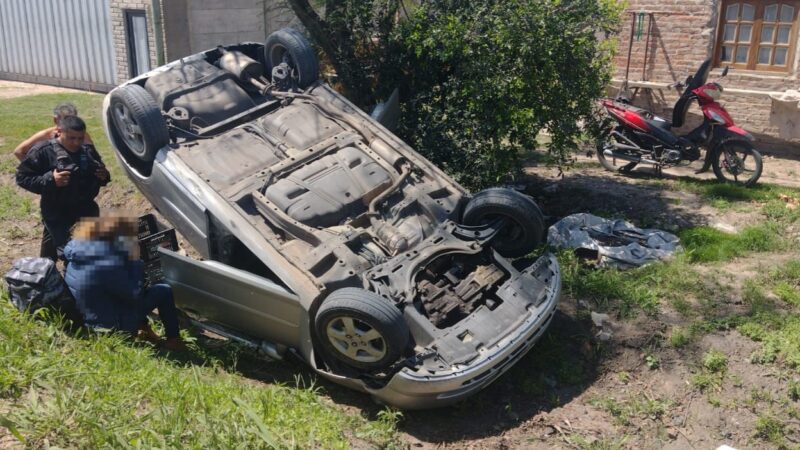 Una mujer volcó con el auto en Avellaneda