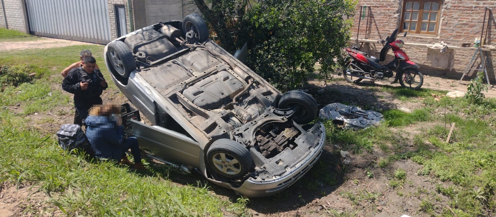 Una mujer volcó con el auto en Avellaneda