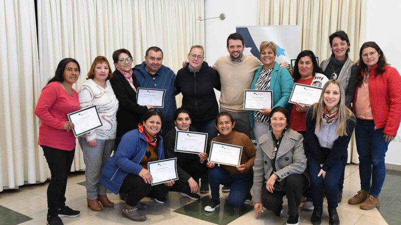Entregan certificados a egresados del curso “Cuidado a mayores”