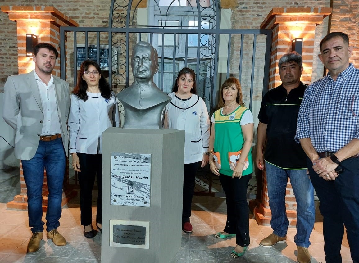 Vera: Descubrieron un busto en memoria del padre José Houriet