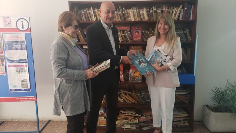 Maria Rosa, la esposa de Tato Ocampo, donó libros al registro civil