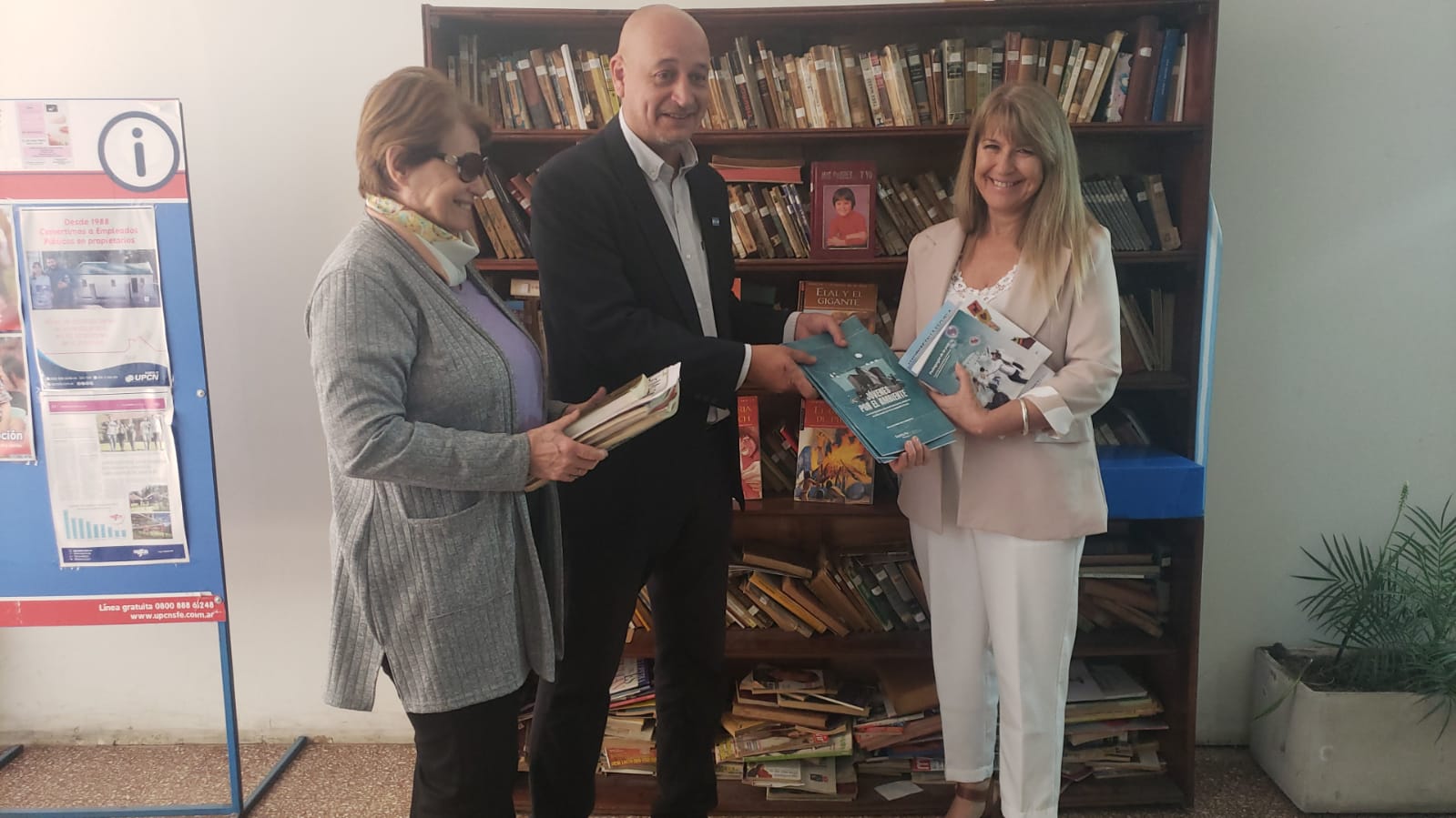 Maria Rosa, la esposa de Tato Ocampo, donó libros al registro civil