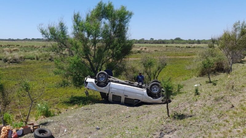 Garabato: volcaron con camioneta al esquivar bache en Ruta 3
