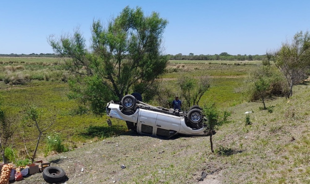 Garabato: volcaron con camioneta al esquivar bache en Ruta 3