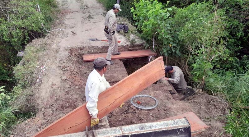 Villa Ocampo: repararon puente de madera ubicado en el Camino Rural N.º 6