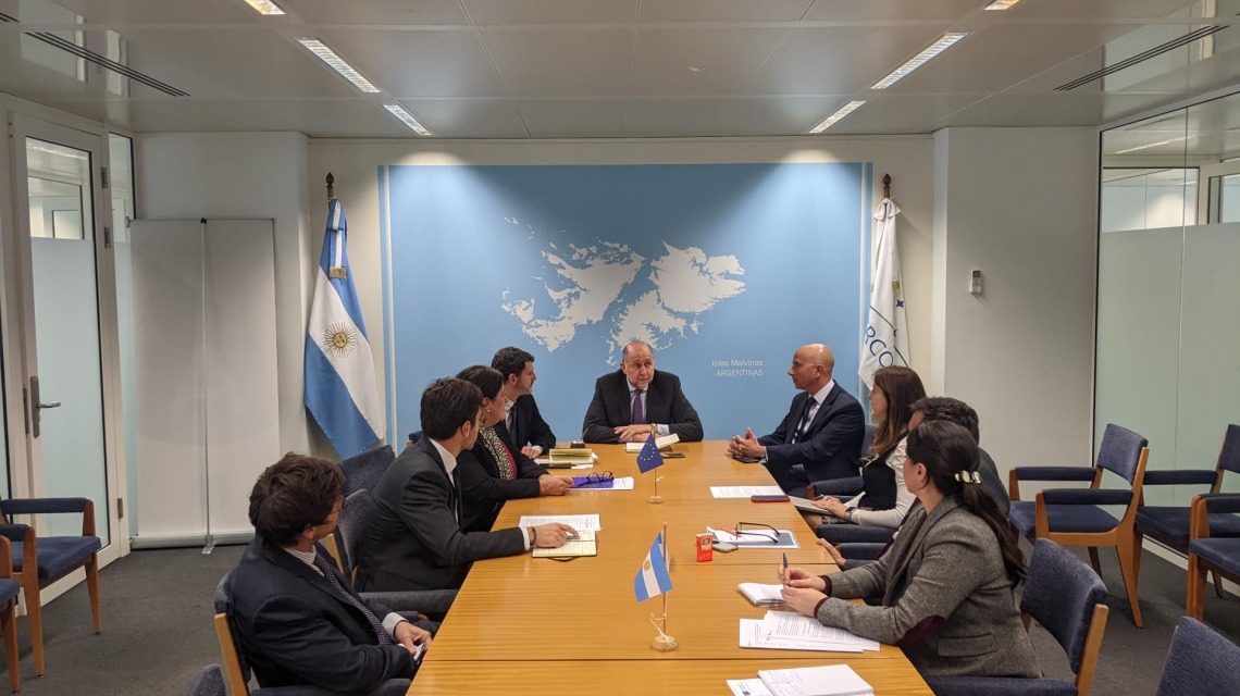 Perotti con funcionarios de la Embajada Argentina ante la Unión Europea