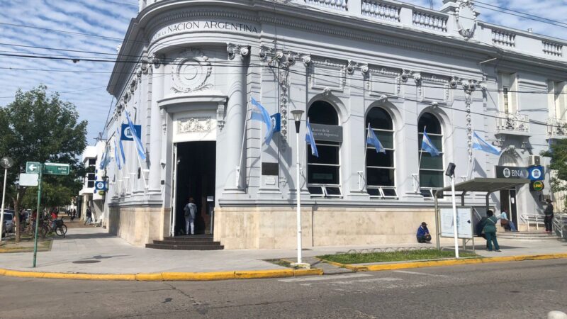 Día del Bancario: No hay bancos y empleados cobran un súperbono de $460 mil