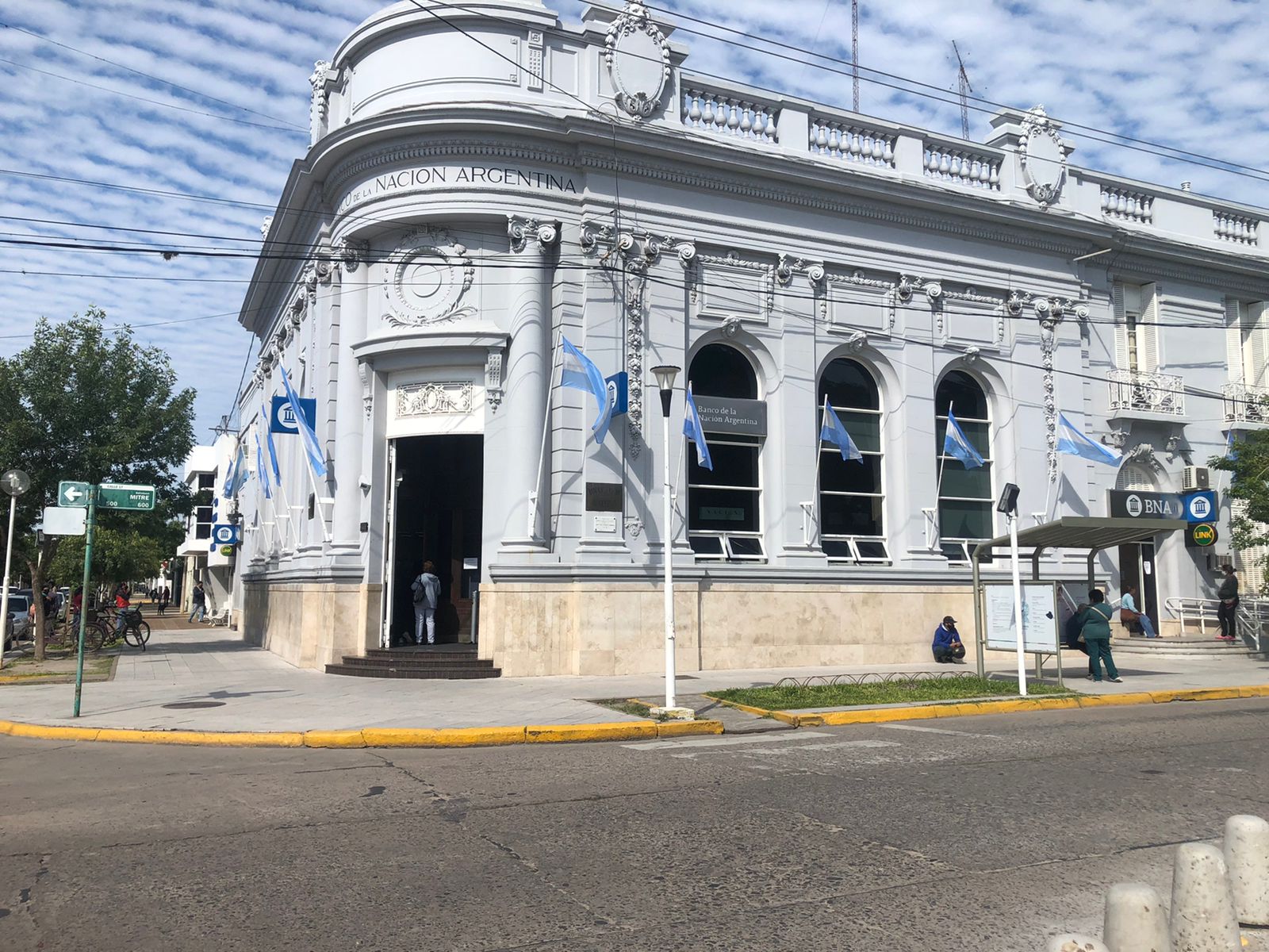 Día del Bancario: No hay bancos y empleados cobran un súperbono de $460 mil